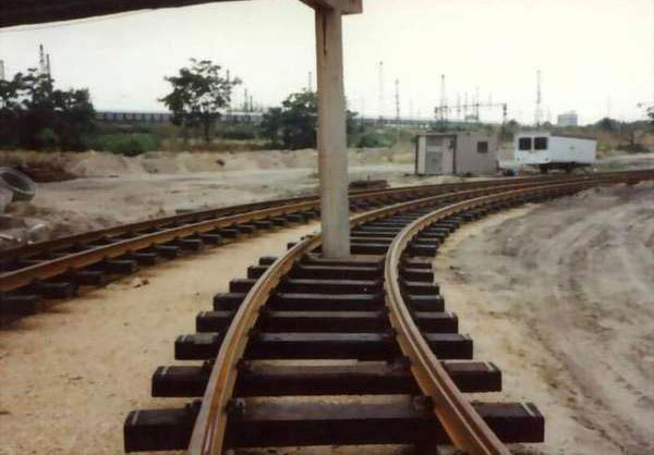 Alors, là, on s'est cracké ! Le pont passe un peu au milieu de la voie. Il va falloir repenser le design des trains... height=