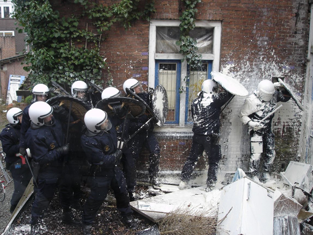 Plutôt que d'attaquer les policiers à l'huile bouillante ou aux boules de pétanques, attaquez les à la peinture height=