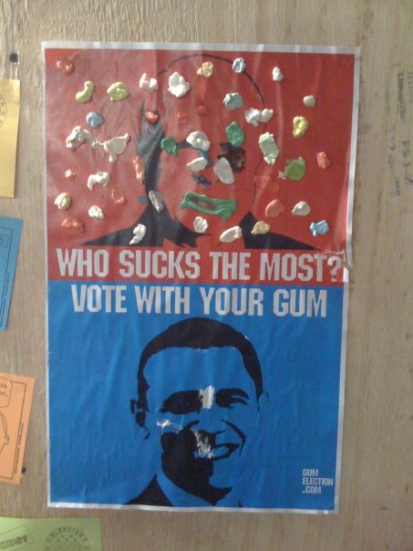 Voici un vote au Etats Unis : Pour voter, il faut coller son chewing-gum sur celui qui pue le plus