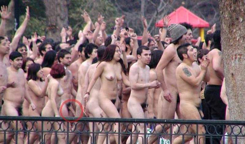Le problème des manifestations naturistes, c'est qu'il faut rester de marbre entre tous ces gens tout nus...