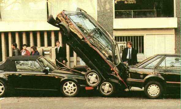 Soit ces voitures se sont rentrées dedans, soit les propriétaires ont rusé pour payer moins cher le parking... height=