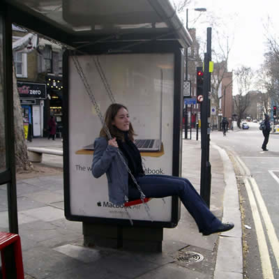Pas toujours facile de s'occuper dans un abri de bus. Heureusement est arrivé l'abri bus ludique ! height=