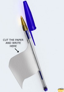 Le stylo bic c'est pratique, mais le bic note c'est encore mieux : Le stylo a du papier directement incorporé : Ca doit être pratique pour tricher à un exam height=