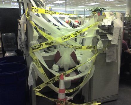 Ah les blagues de bureaux, c'est pas toujours drôle : Le propriétaire de ce bureau va pleurer en revenant height=