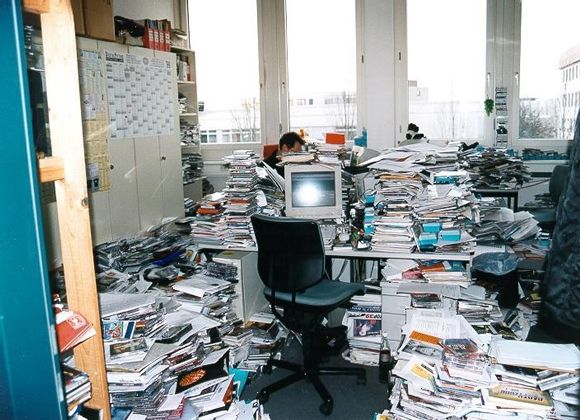 Voici mon bureau. Je dois avoir un post-it quelque part qui m'indique ce que je dois faire...