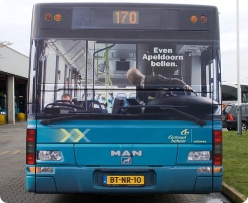 Ca ne doit pas être hyper pratique de faire marche-arrière sans-cesse avec un bus ! height=