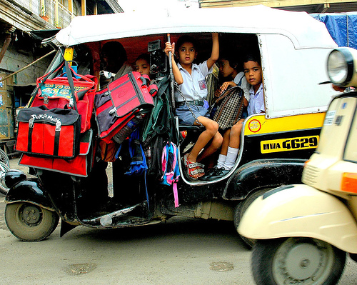 Allez les enfants, à l'école ! Même en Inde, il y a les bus scolaires... height=