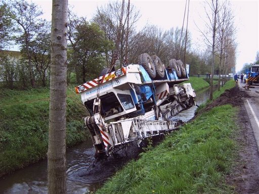 Comment relever une grue tombée dans un fossé ? Avec une autre grue ? Oui mais si elle bascule elle aussi ? height=