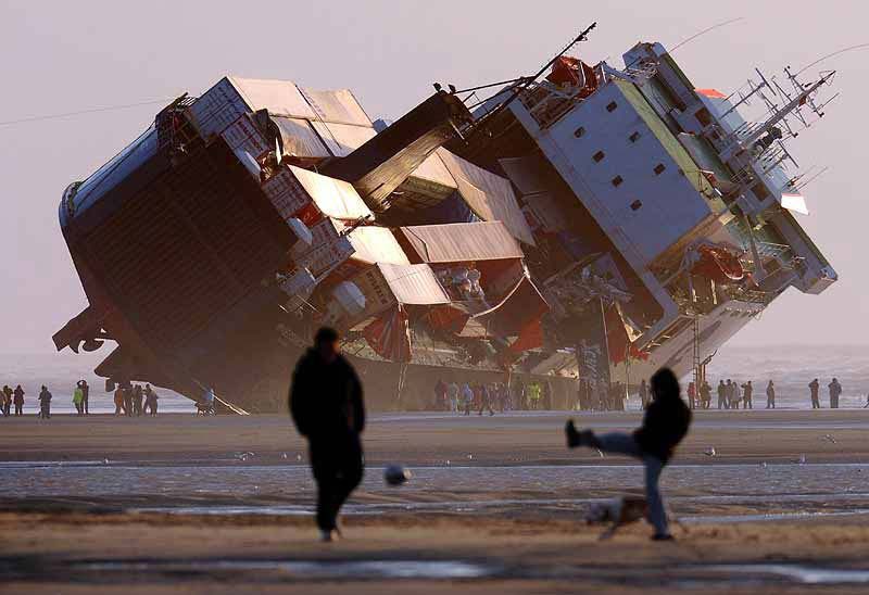 Pour faire vos courses, allez sur une plage où un cargo est échoué ! C'est pas cher du tout ;-) height=