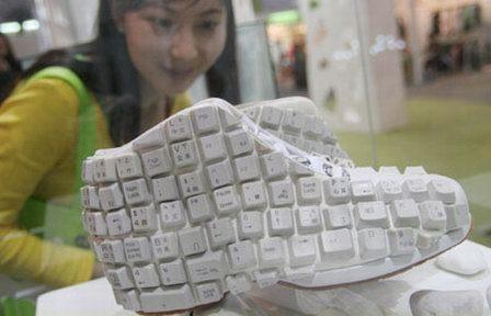 Pour ceux qui veulent faire du sport sans lâcher leur ordinateur, voici la 1er chaussure clavier !