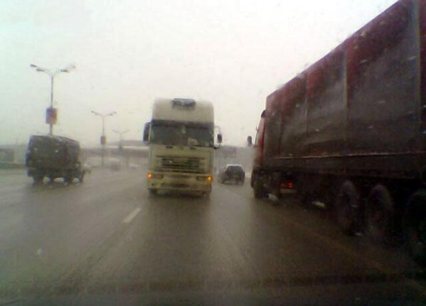 N'y aurait-il pas un léger soucis avec le camion au milieu ?? height=