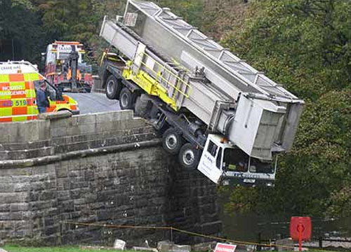 L'équilibre est une chose parfois qui tient à un fil... j'aimerai pas être le chauffeur de ce camion ! height=