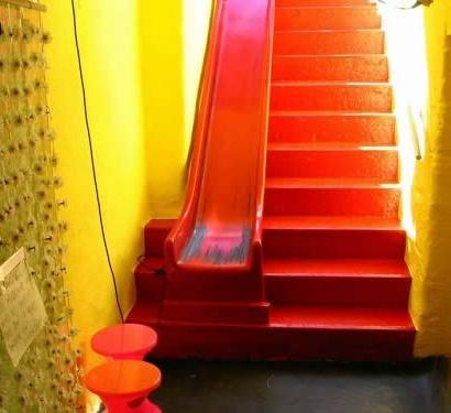 Je veux un escalier comme ça chez moi :) 
Encore mieux que les escaliers pour vieux, ceux pour enfants :D