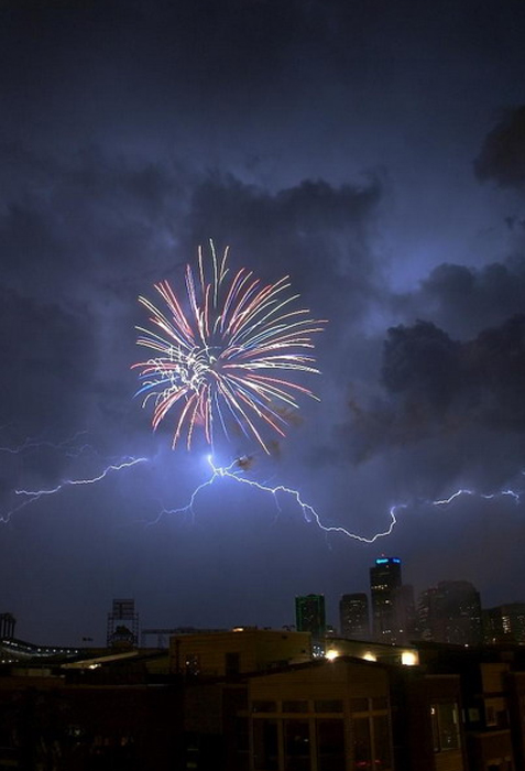 Comment rendre un feu d'artifice encore plus beau ? En y ajoutant des éclairs ! height=