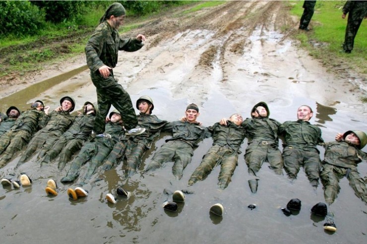 Et oui, même dans l'armée il faut savoir être galant ! Bravo les gars ! height=