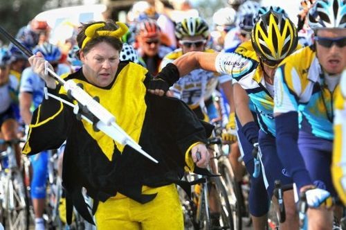 Voici la pause ravitaillement lors d'une étape du tour de France. Apparemment, Armstrong avait un petit creux ! height=