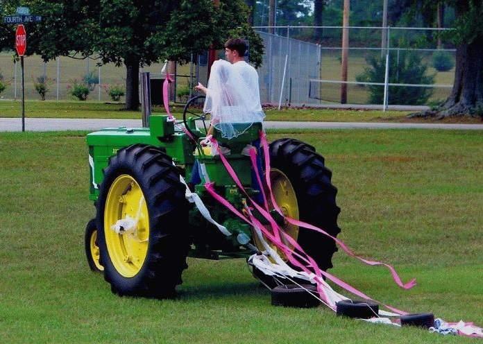 Vive les mariés ! Pas facile de se marier à la campagne : Le départ en voyage de noces doit se faire avec les moyens du bord height=