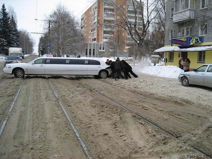 Oups... la limousine est embourbée. Espérons qu'un tram n'arrive pas rapidement ! height=