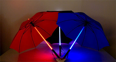 Comment les maitres Jedi se protègent-ils de la pluie ? avec des parapluies lasers pardi !! height=