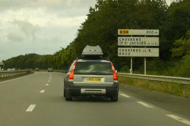 Je ne sais pas vous, mais moi je fais souvent des blagounettes à partir des plaques d'immatriculation sur les routes... Mais parfois, il n'y a pas beaucoup à réfléchir pour rire :) height=