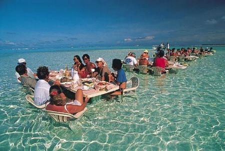 Allez à un resto en terrasse, mais là, il y a encore mieux : le resto les pieds dans l'eau : En plus, quand il y a un truc qu'on n'aime pas, on peut le donner au poisson height=