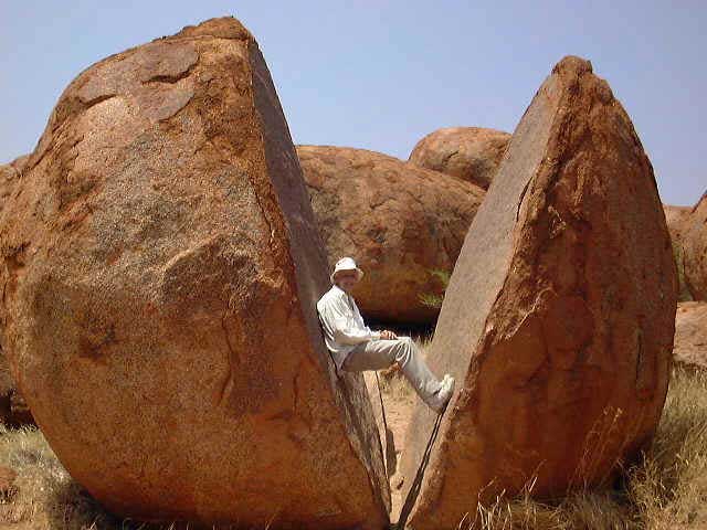 Ah bha voilà ! A force de casser des pierres, un karatéka a brisé ce gros rocher... Espérons que le rocher ne se referme pas là maintenant ! height=