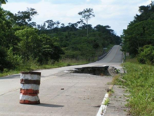 Attention, si vous voyez un bidon au milieu de la route, ce n'est pas un projectile dans lequel il faut foncer pour le projeter le plus loin possible. Si ça se trouve, il a une signification... height=