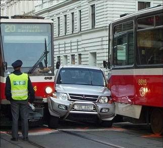 Bon, bha c'était un peu juste de passer entre les 2 trams ! height=